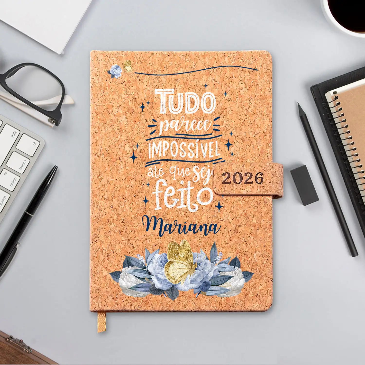 Agenda diária 2026 personalizada com nome. Capa em cortiça com fecho magnético, formato A5.