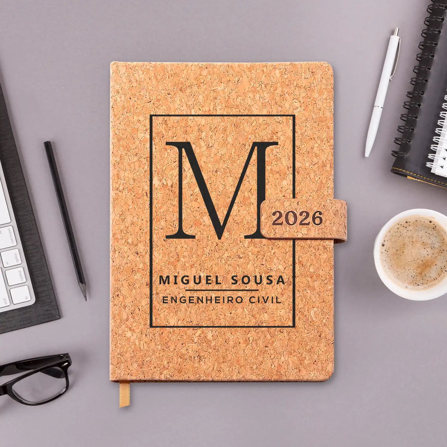Agenda diária 2026 personalizada com nome e profissão. Capa em cortiça com fecho magnético, formato A5.