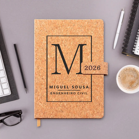 Agenda diária 2026 personalizada com nome e profissão. Capa em cortiça com fecho magnético, formato A5.