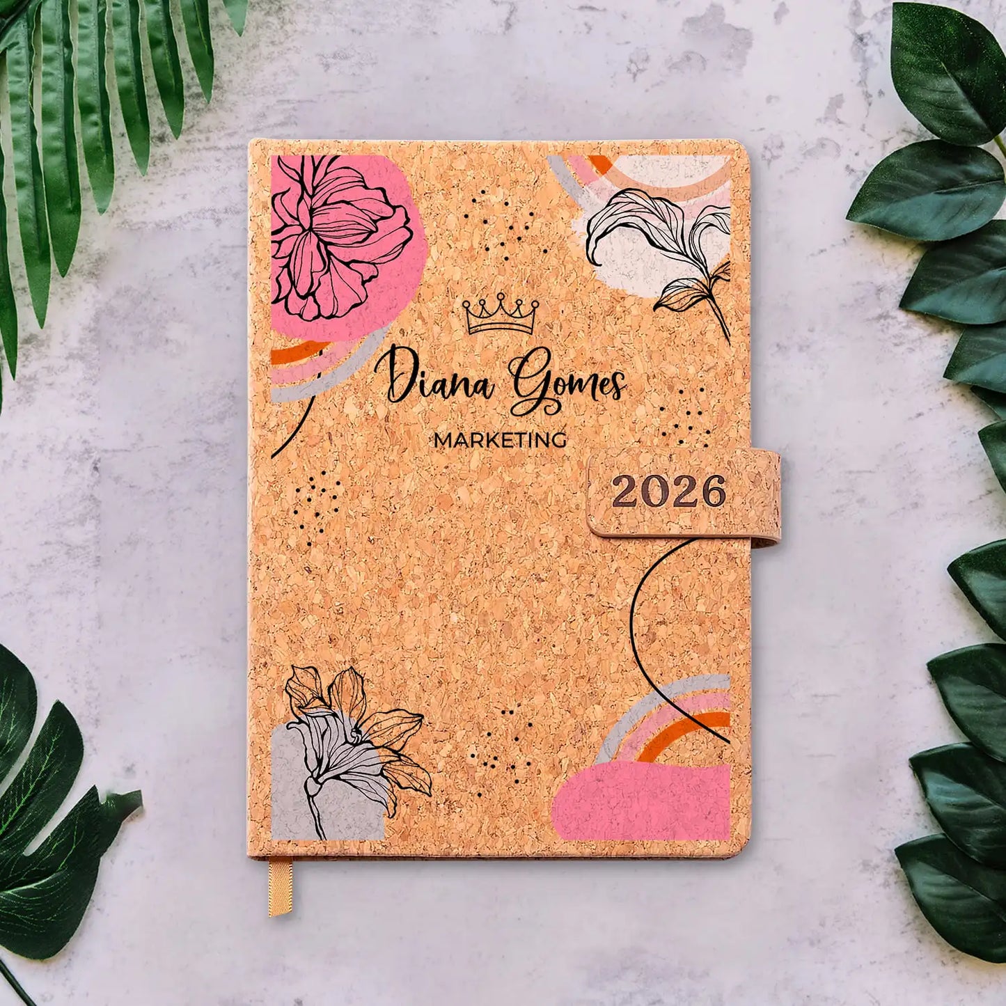 Agenda diária 2026 personalizada com nome e profissão. Capa em cortiça com fecho magnético, formato A5.