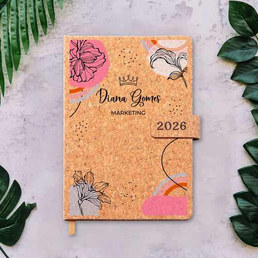 Agenda diária 2026 personalizada com nome e profissão. Capa em cortiça com fecho magnético, formato A5.