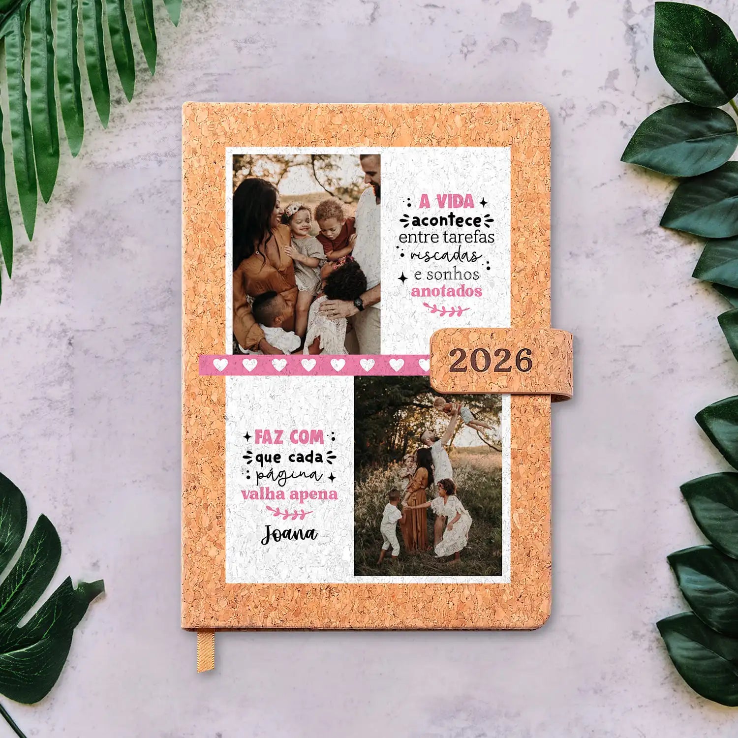 Agenda diária 2026 personalizada com fotografias e nome. Capa em cortiça com fecho magnético, formato A5.