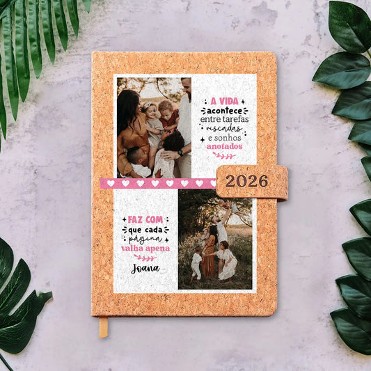 Agenda diária 2026 personalizada com fotografias e nome. Capa em cortiça com fecho magnético, formato A5.