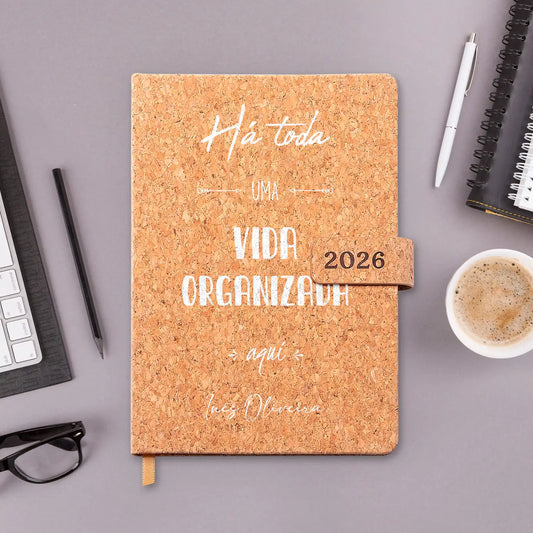 Agenda diária 2026 personalizada com nome. Capa em cortiça com fecho magnético, formato A5.