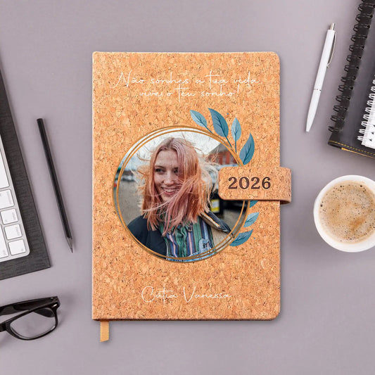 Agenda diária 2026 personalizada com frase, fotografia e nome. Capa em cortiça com fecho magnético, formato A5.