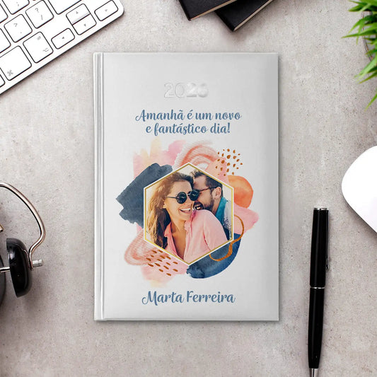 Agenda diária 2026 personalizada com frase, fotografia e nome. Capa rígida PU, formato A5.