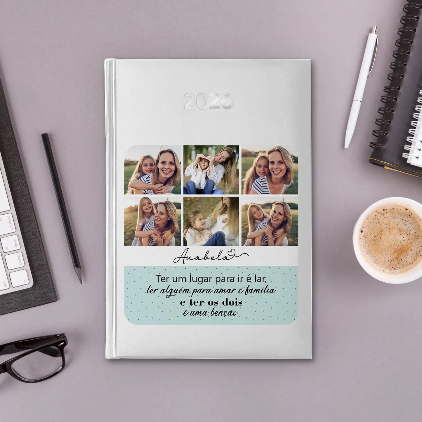 Agenda diária 2026 personalizada com fotografias, nome e frase. Capa rígida PU, formato A5.
