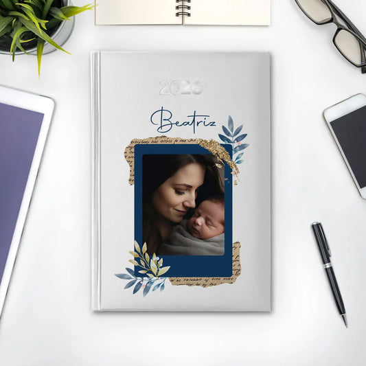 Agenda diária 2026 personalizada com nome e fotografia. Capa rígida PU, formato A5.