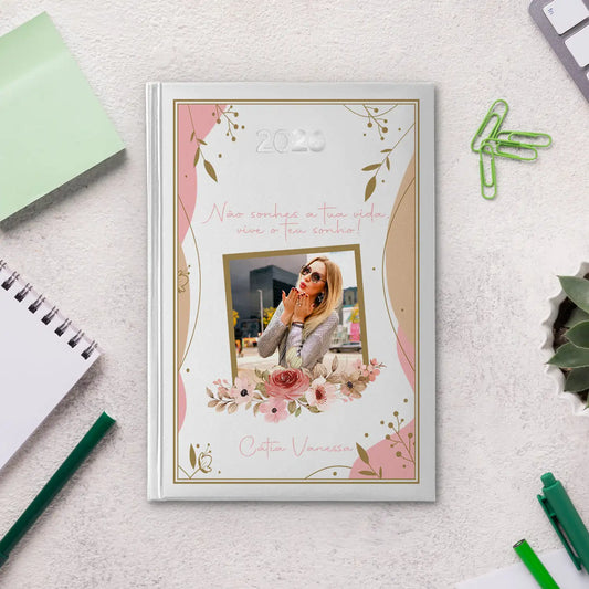 Agenda diária 2026 personalizada com frase, fotografia e nome. Capa rígida PU, formato A5.