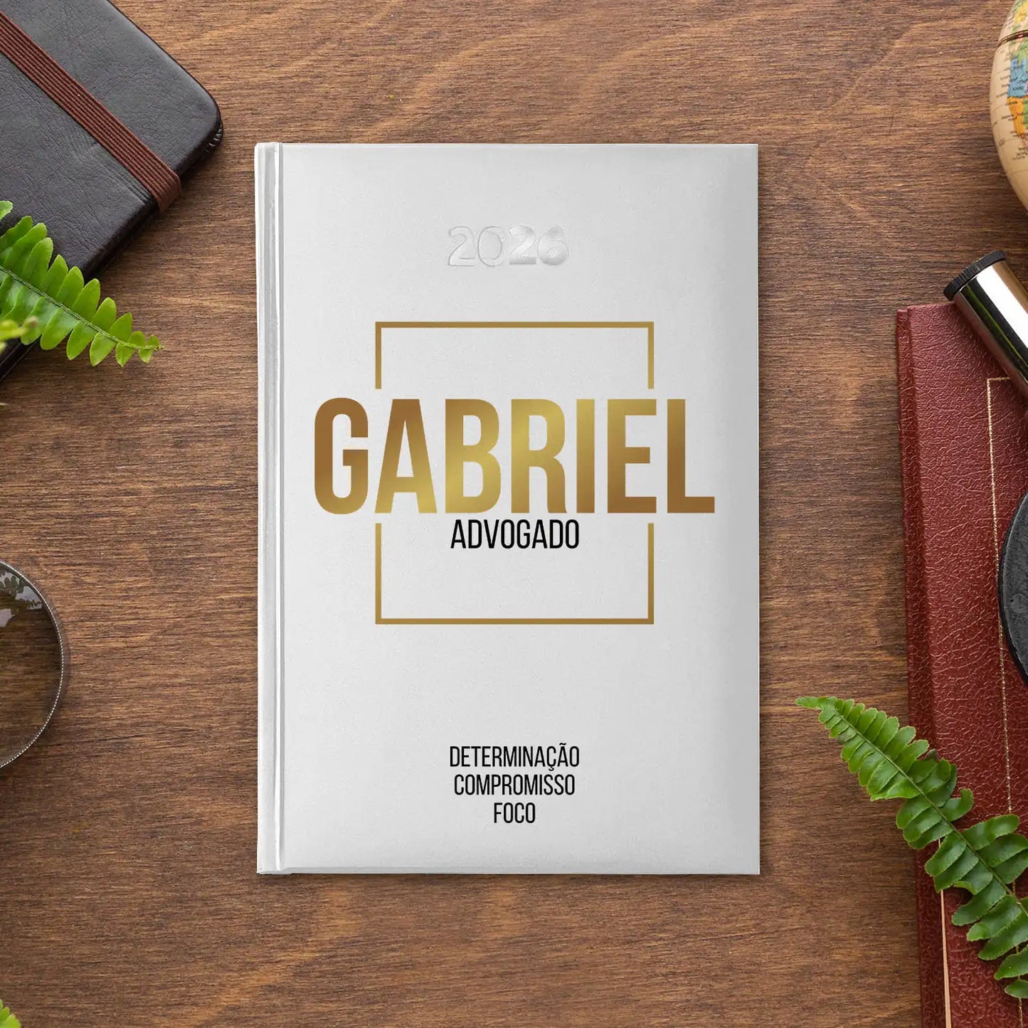 Agenda diária 2026 personalizada com nome e profissão. Capa rígida PU, formato A5.