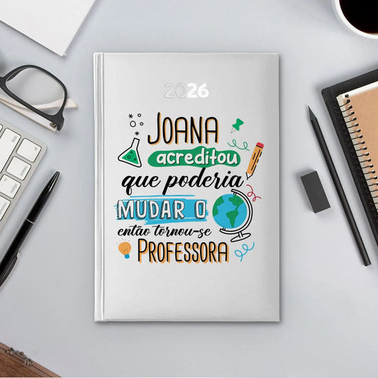 Agenda diária 2026 personalizada com nome e profissão. Capa rígida PU, formato A5.