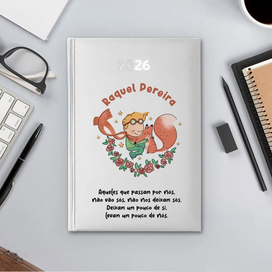 Agenda diária 2026 personalizada com nome e frase. Capa rígida PU, formato A5.