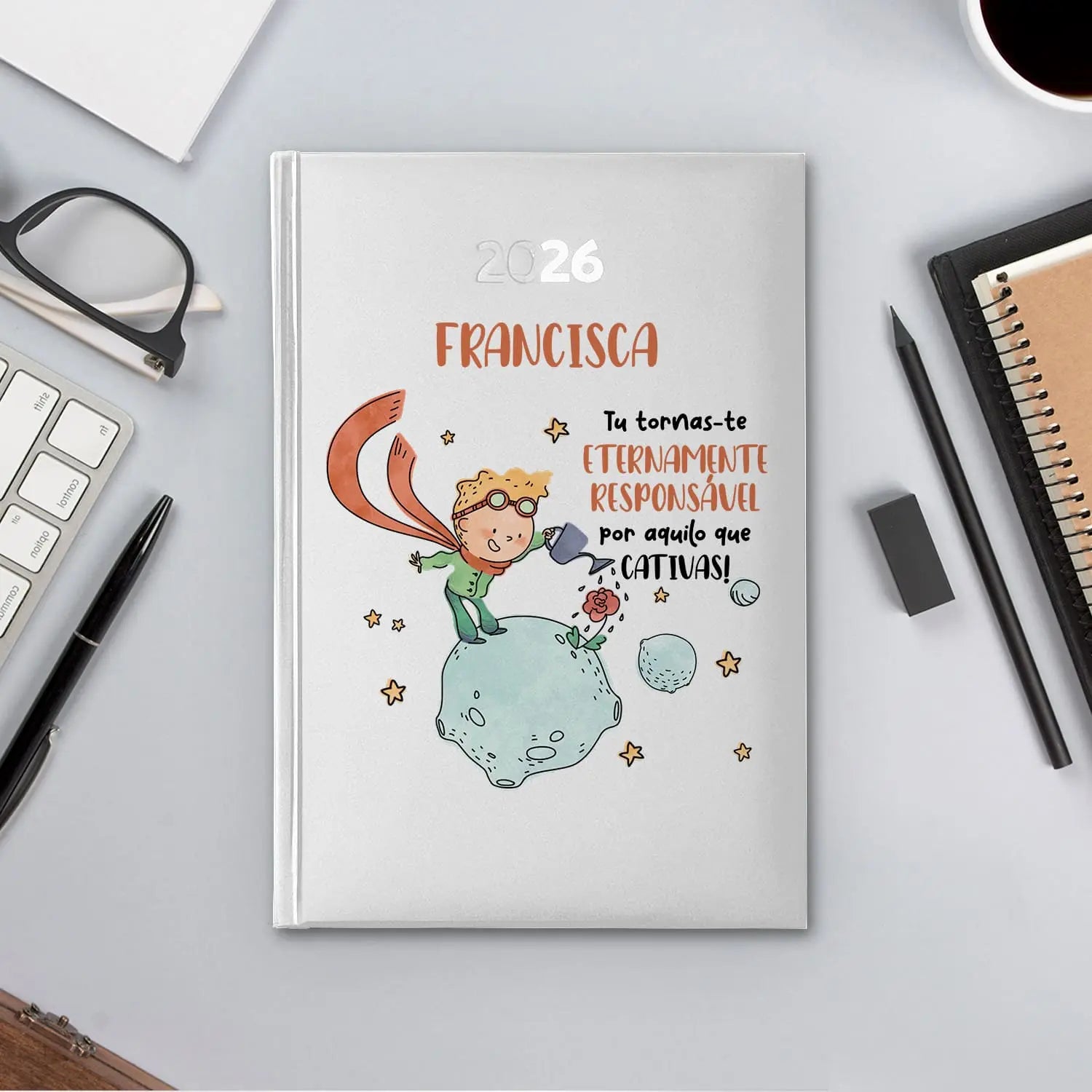 Agenda diária 2026 personalizada com nome. Capa rígida PU, formato A5.