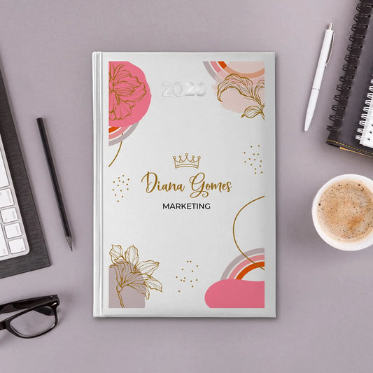 Agenda diária 2026 personalizada com nome e profissão. Capa rígida PU, formato A5.