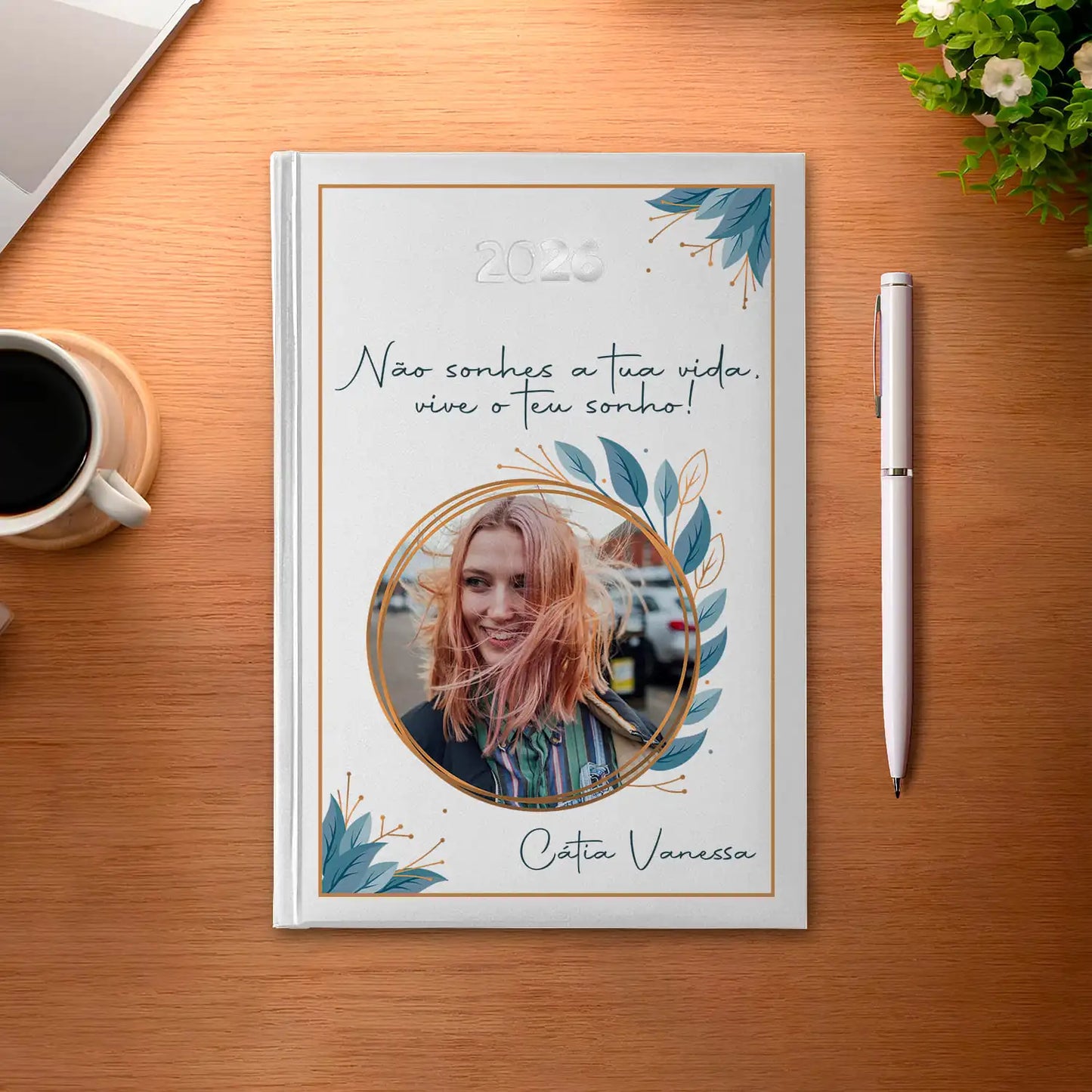 Agenda diária 2026 personalizada com frase, fotografia e nome. Capa rígida PU, formato A5.