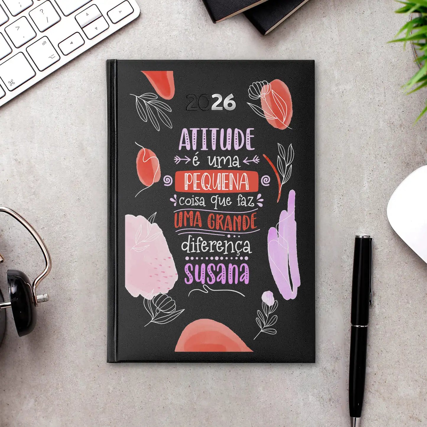 Agenda diária 2026 personalizada com nome. Capa rígida PU, formato A5.