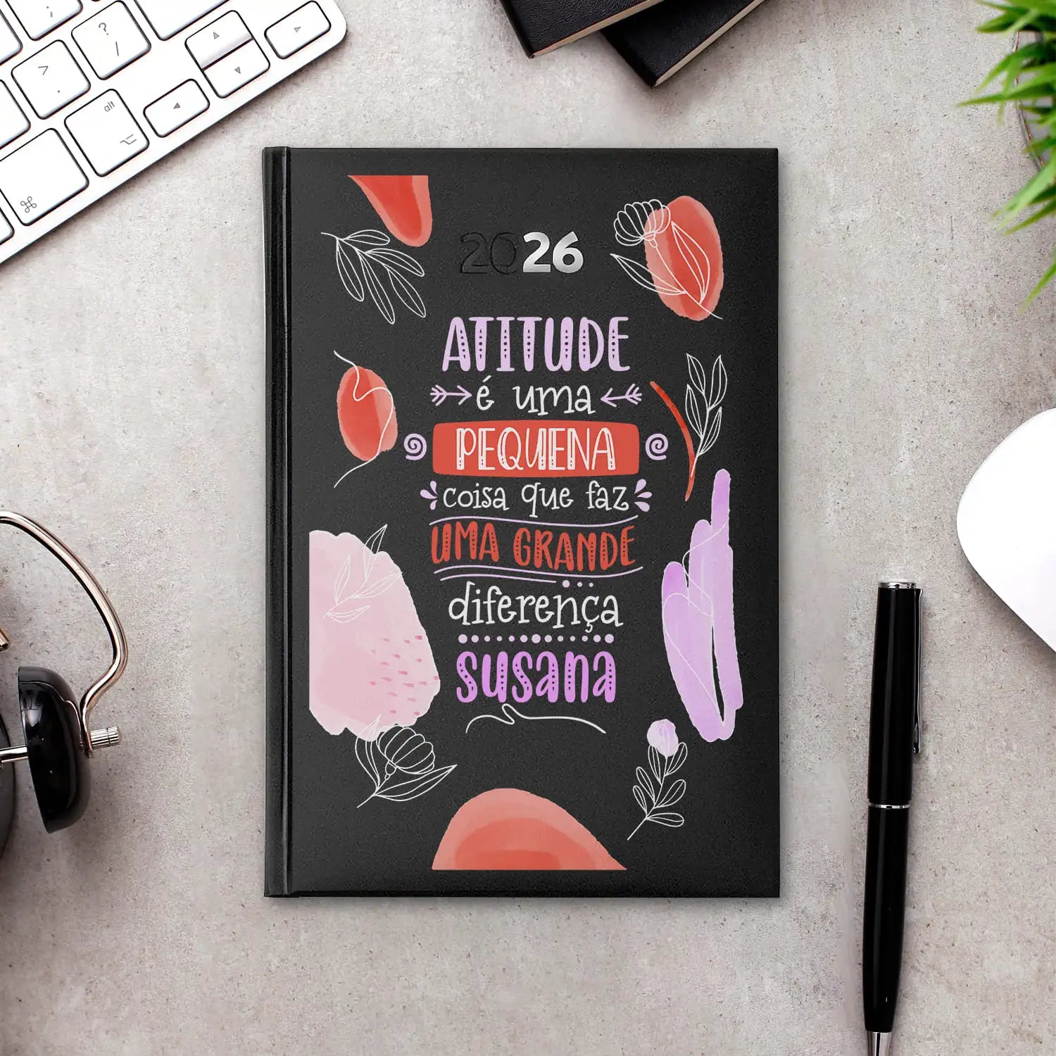 Agenda diária 2026 personalizada com nome. Capa rígida PU, formato A5.