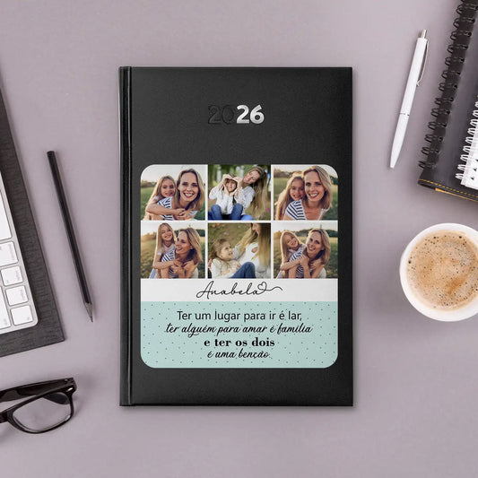 Agenda diária 2026 personalizada com fotografias, nome e frase. Capa rígida PU, formato A5.