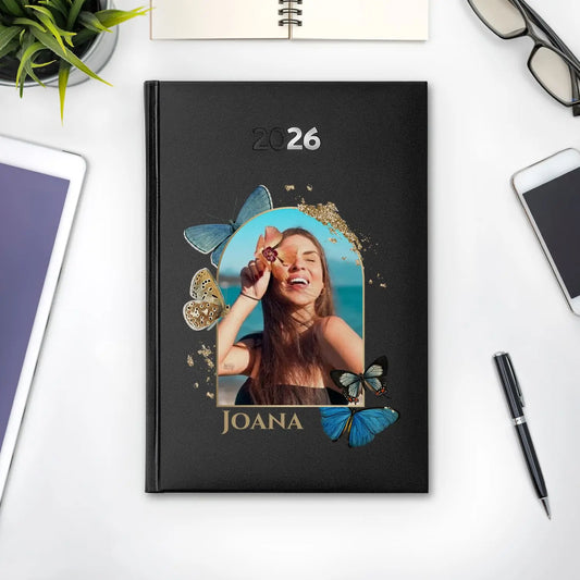 Agenda diária 2026 personalizada com fotografia e nome. Capa rígida PU, formato A5.