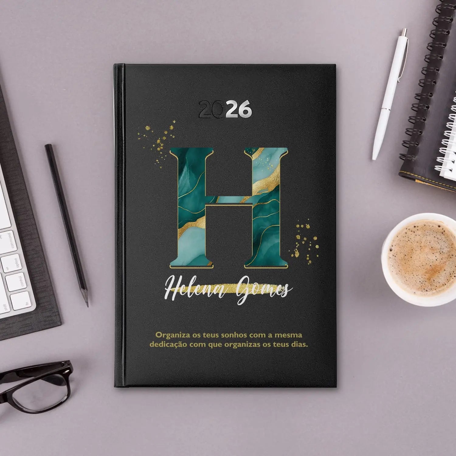 Agenda diária 2026 personalizada com nome e frase. Capa rígida PU, formato A5.