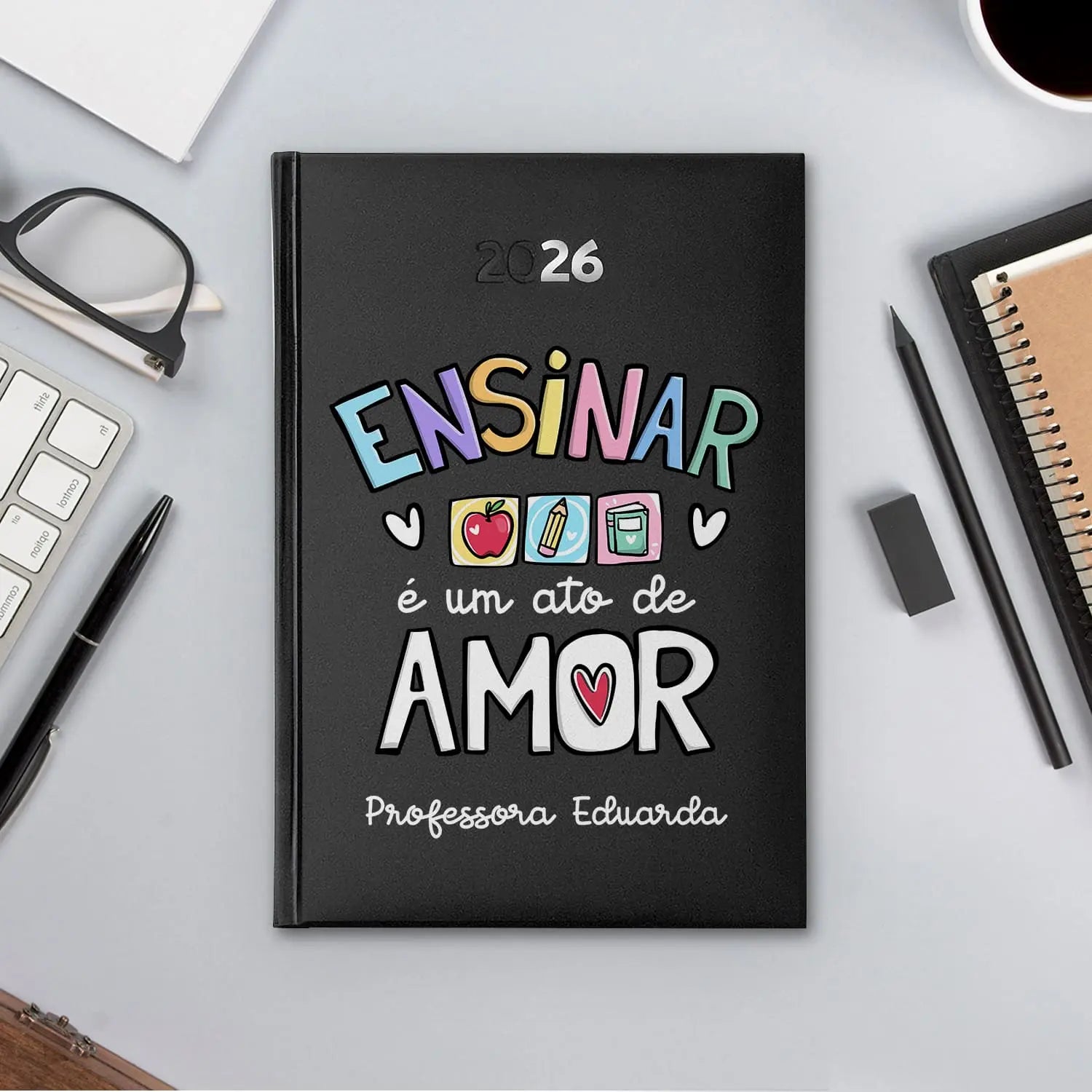 Agenda diária 2026 personalizada com profissão e nome. Capa rígida PU, formato A5.