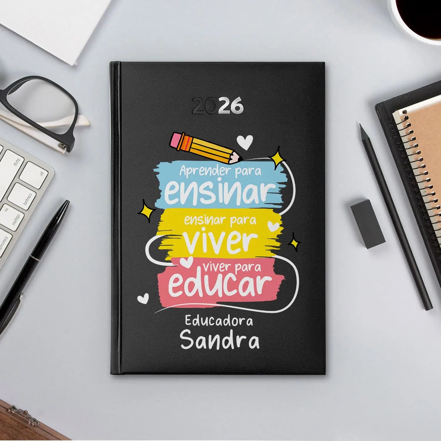 Agenda diária 2026 personalizada com profissão e nome. Capa rígida PU, formato A5.