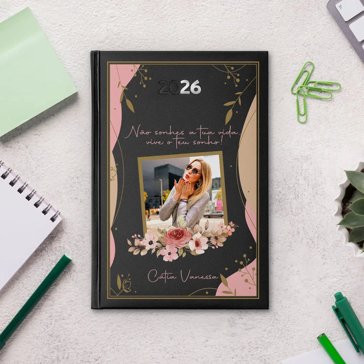 Agenda diária 2026 personalizada com frase, fotografia e nome. Capa rígida PU, formato A5.