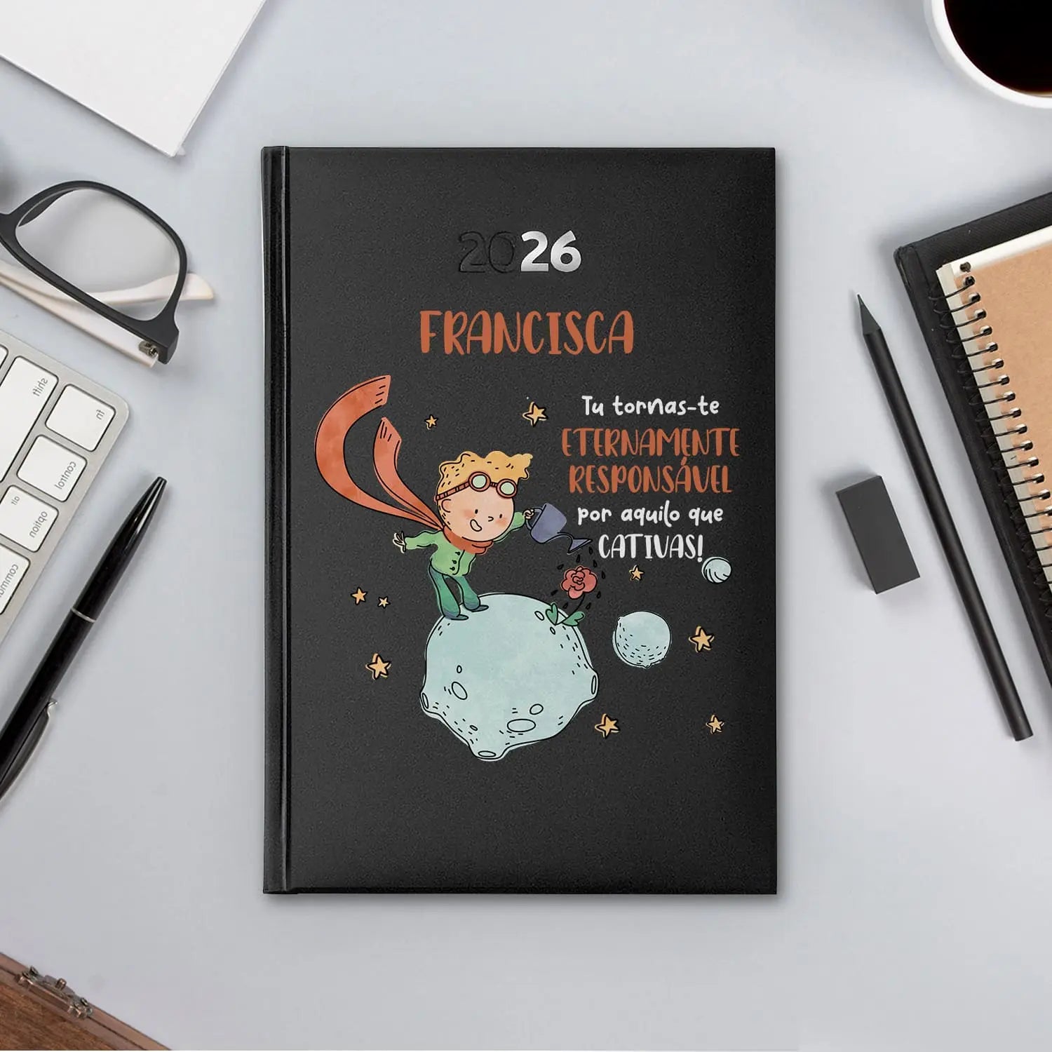 Agenda diária 2026 personalizada com nome. Capa rígida PU, formato A5.