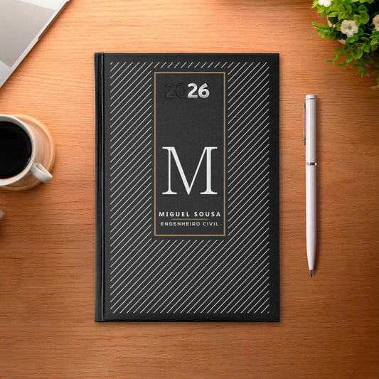 Agenda diária 2026 personalizada com nome e profissão. Capa rígida PU, formato A5.