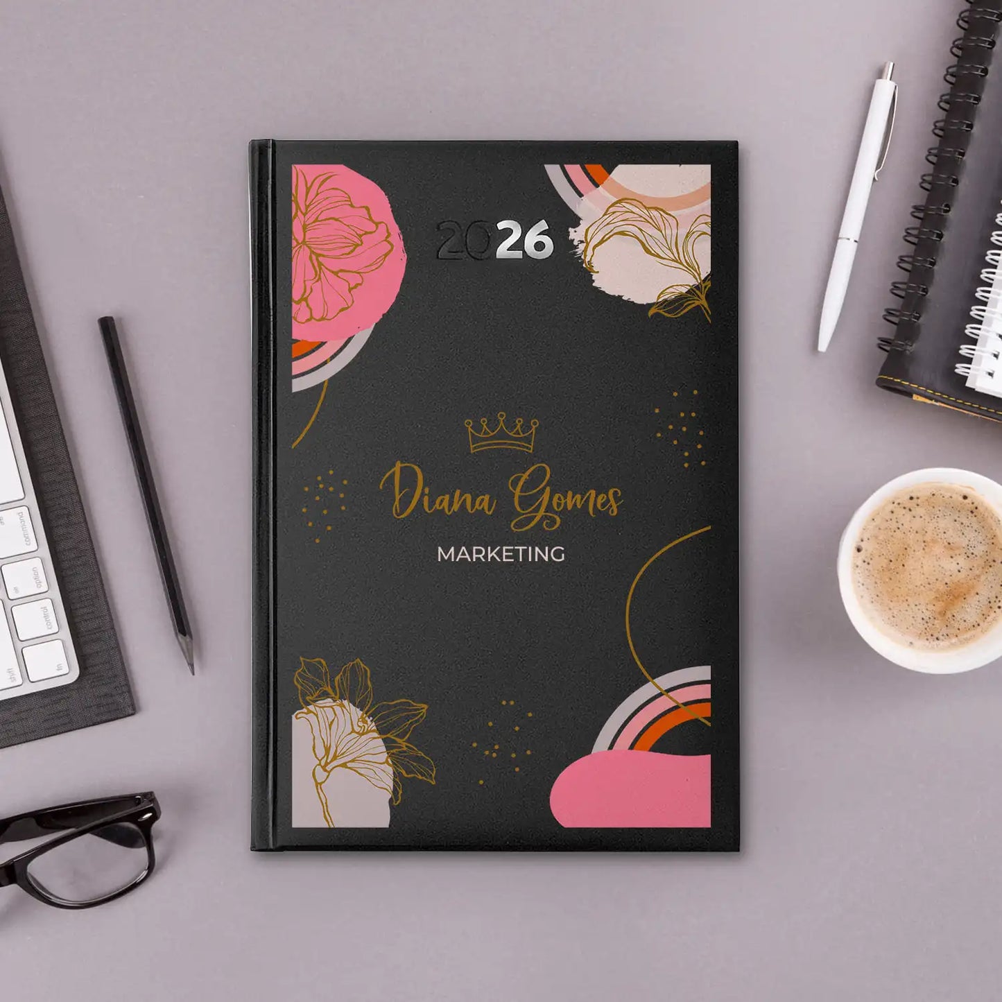 Agenda diária 2026 personalizada com nome e profissão. Capa rígida PU, formato A5.