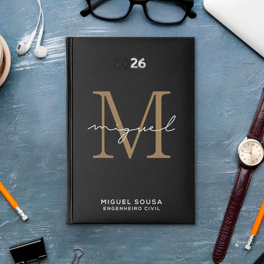 Agenda diária 2026 personalizada com nome e profissão. Capa rígida PU, formato A5.