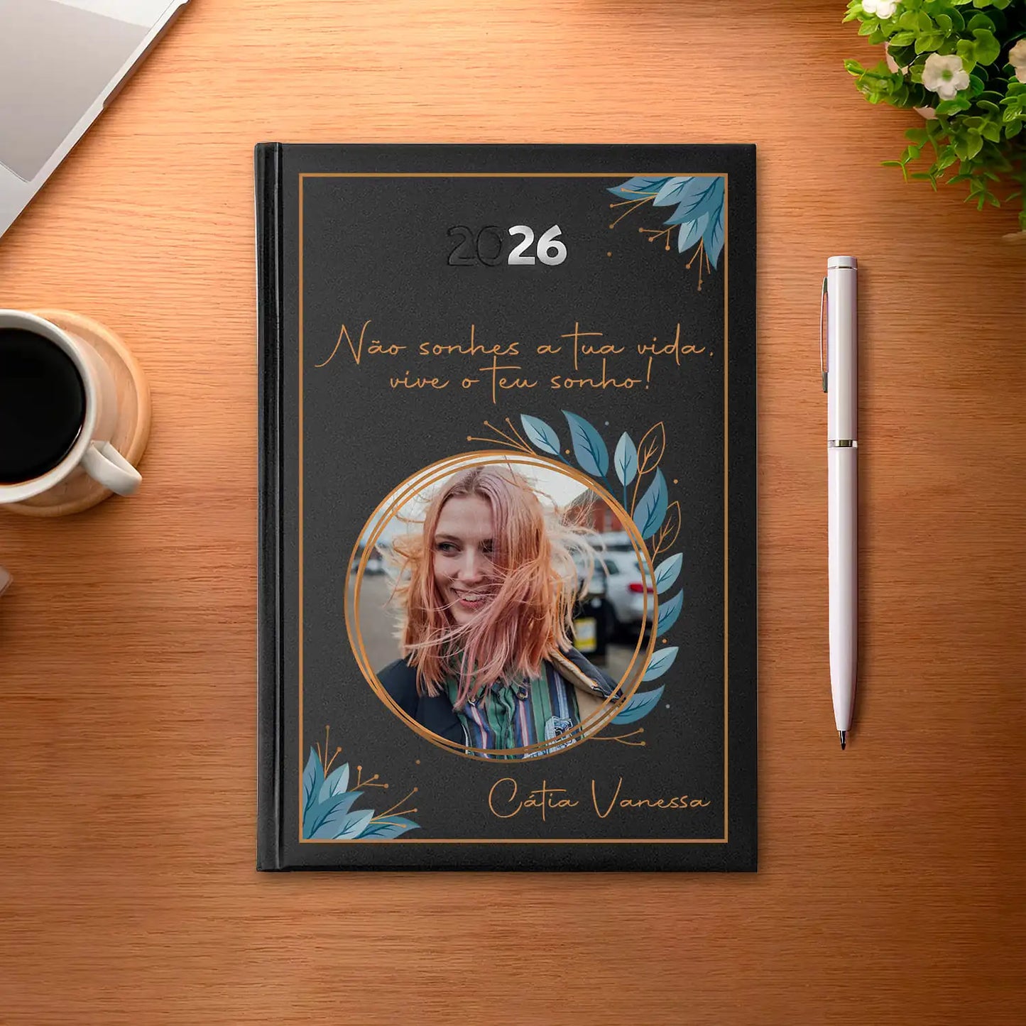 Agenda diária 2026 personalizada com frase, fotografia e nome. Capa rígida PU, formato A5.