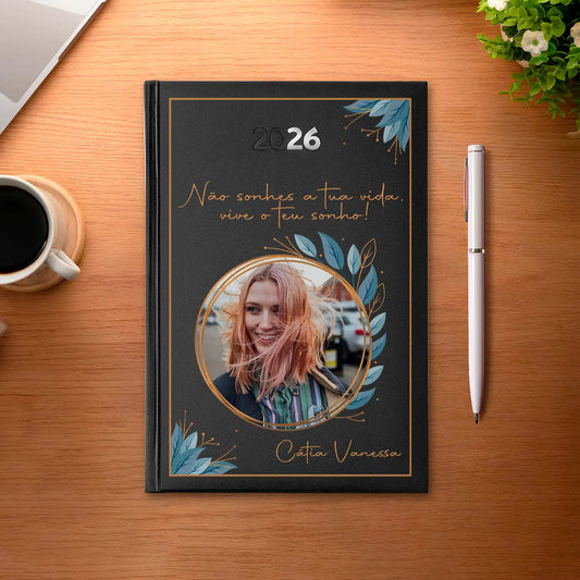 Agenda diária 2026 personalizada com frase, fotografia e nome. Capa rígida PU, formato A5.