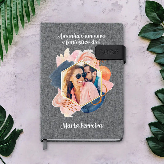 Agenda diária 2026 personalizada com frase, fotografia e nome. Capa em tecido com fecho magnético, formato A5.