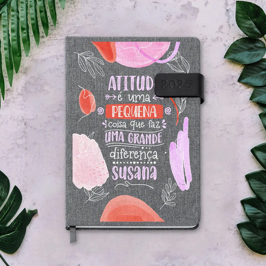 Agenda diária 2026 personalizada com nome. Capa em tecido com fecho magnético, formato A5.
