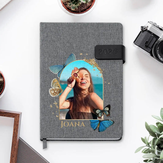Agenda diária 2026 personalizada com nome e fotografia. Capa em tecido com fecho magnético, formato A5.