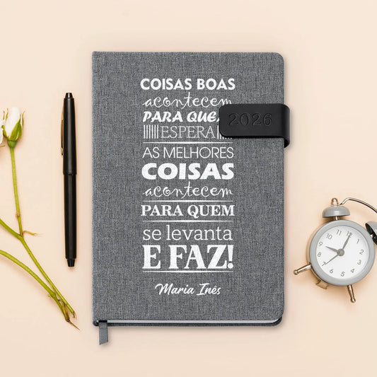 Agenda diária 2026 personalizada com nome. Capa em tecido com fecho magnético, formato A5.