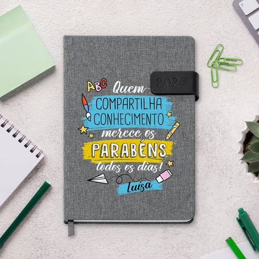 Agenda diária 2026 personalizada com nome. Capa em tecido com fecho magnético, formato A5.