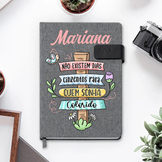 Agenda diária 2026 personalizada com nome. Capa em tecido com fecho magnético, formato A5.
