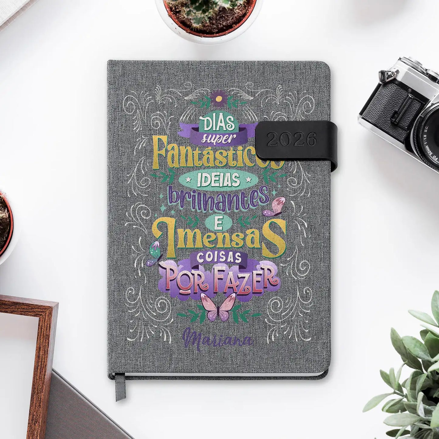 Agenda diária 2026 personalizada com nome. Capa em tecido com fecho magnético, formato A5.
