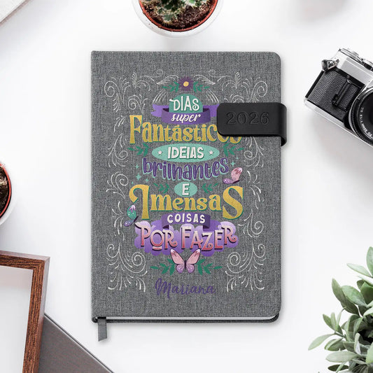 Agenda diária 2026 personalizada com nome. Capa em tecido com fecho magnético, formato A5.