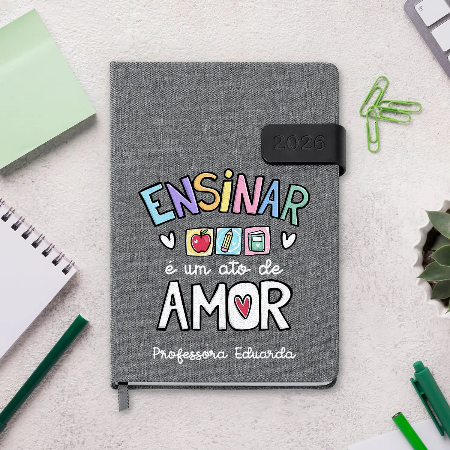 Agenda diária 2026 personalizada com profissão e nome. Capa em tecido com fecho magnético, formato A5.
