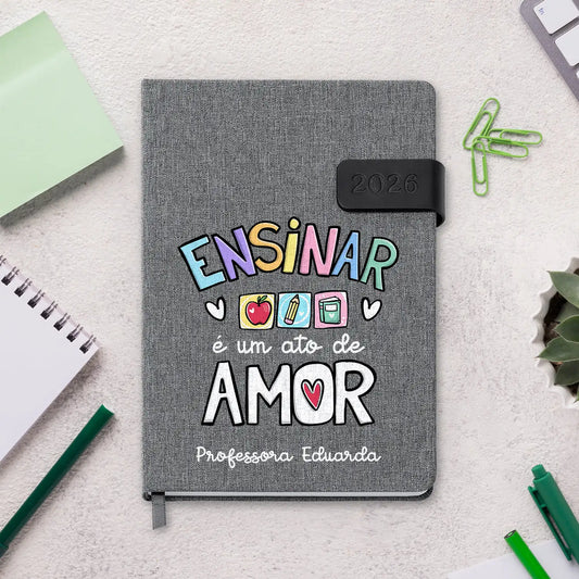 Agenda diária 2026 personalizada com profissão e nome. Capa em tecido com fecho magnético, formato A5.