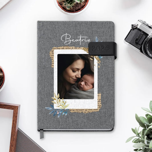 Agenda diária 2026 personalizada com nome e fotografia. Capa em tecido com fecho magnético, formato A5.