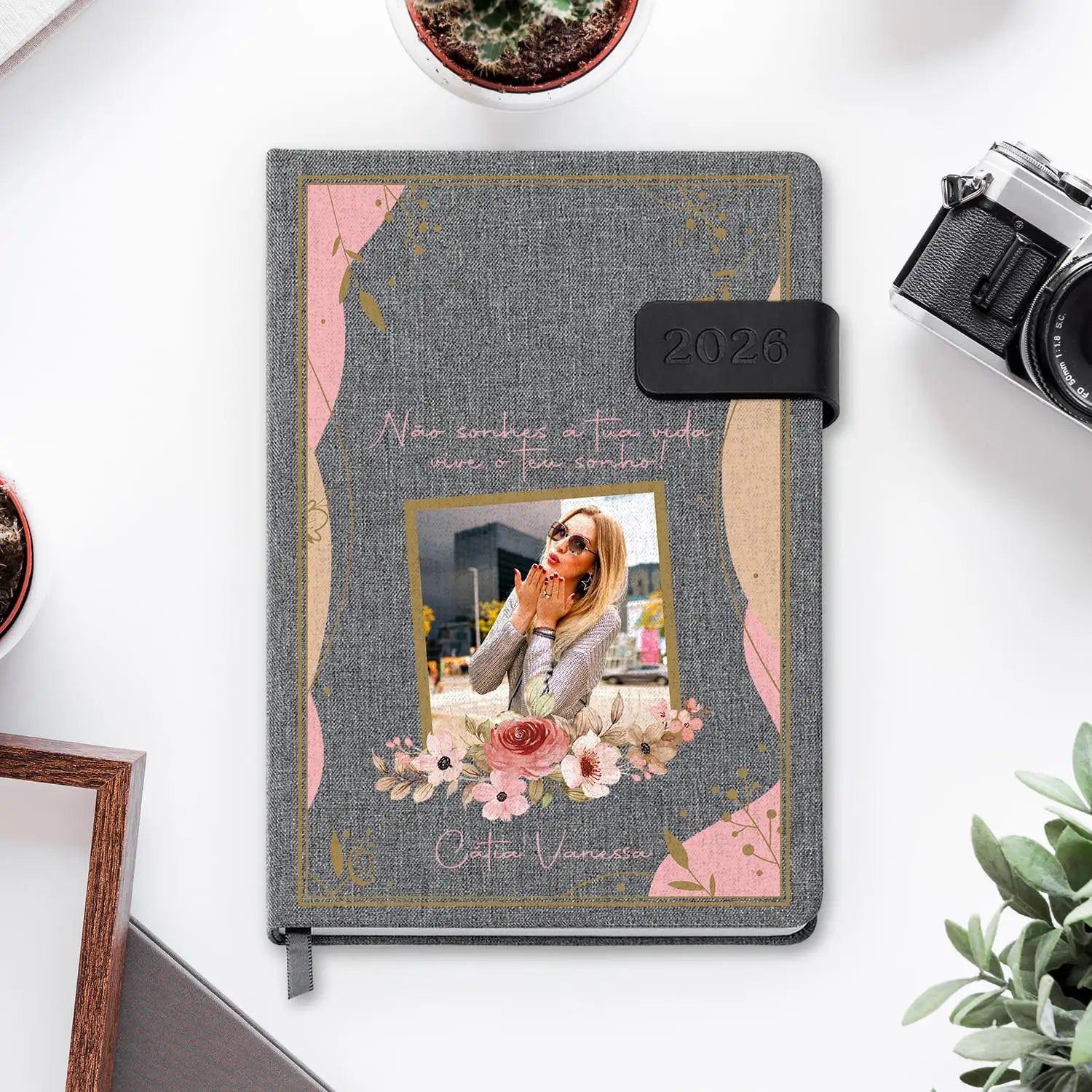 Agenda diária 2026 personalizada com frase, fotografia e nome. Capa em tecido com fecho magnético, formato A5.