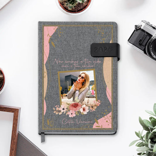 Agenda diária 2026 personalizada com frase, fotografia e nome. Capa em tecido com fecho magnético, formato A5.