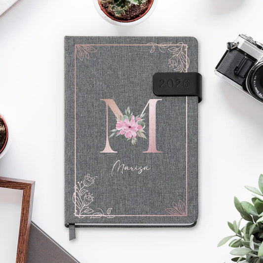 Agenda diária 2026 personalizada com nome. Capa em tecido com fecho magnético, formato A5.