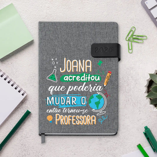 Agenda diária 2026 personalizada com nome e profissão. Capa em tecido com fecho magnético, formato A5.
