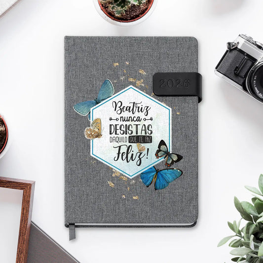 Agenda diária 2026 personalizada com nome. Capa em tecido com fecho magnético, formato A5.