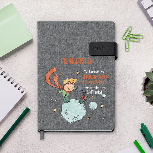 Agenda diária 2026 personalizada com nome. Capa em tecido com fecho magnético, formato A5.
